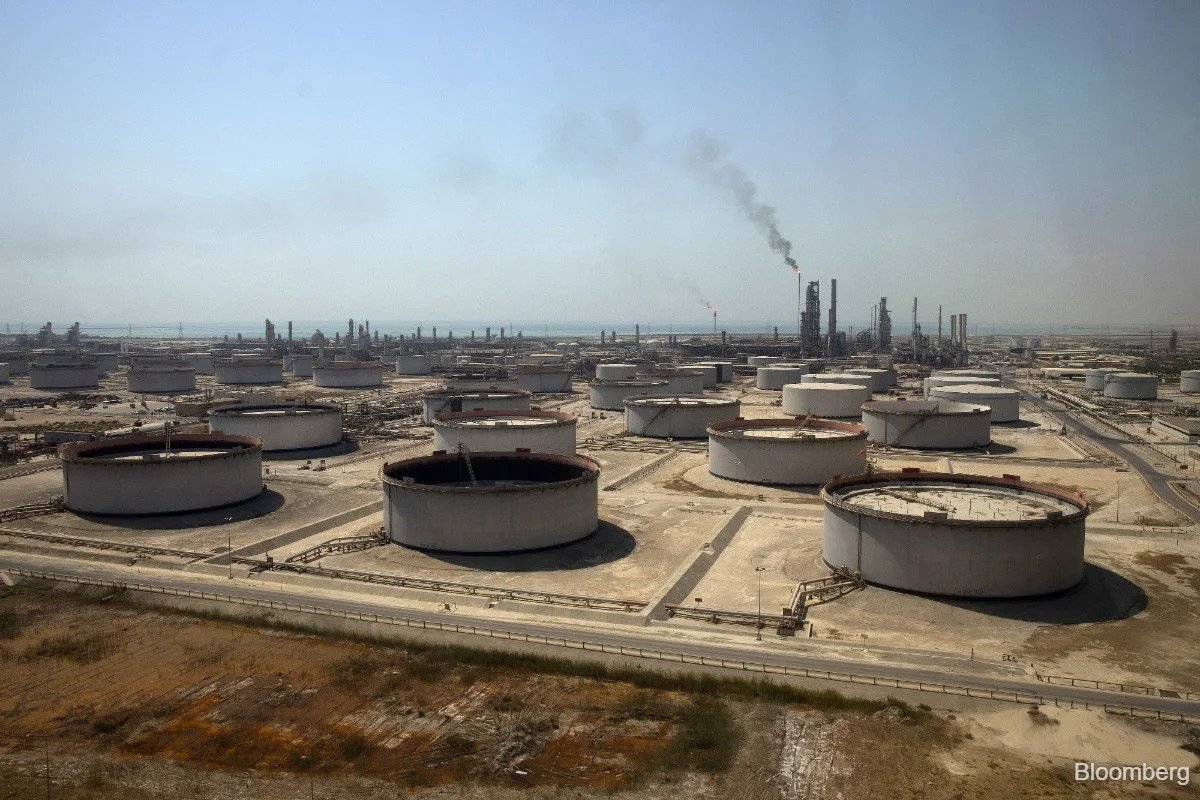 Oil Deepens Slide as Saudi Exports Near Pre-War Levels