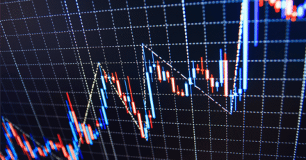 Oil Prices Advance Amid Conflicting Market Signals