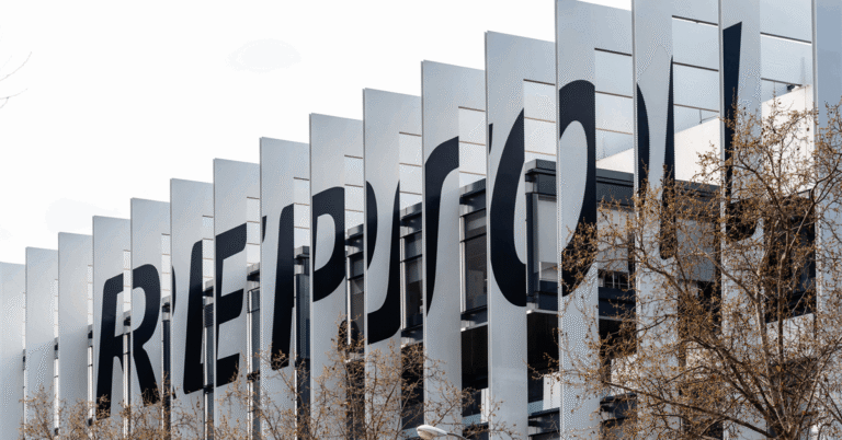 Repsol explores strategic options for its upstream unit's future.