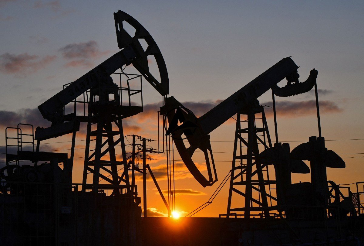 Global Oil Prices Rise on Supply Concerns