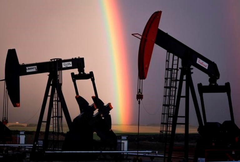 Ex-Chevron executive seeks Venezuelan oil deals amidst political uncertainty.