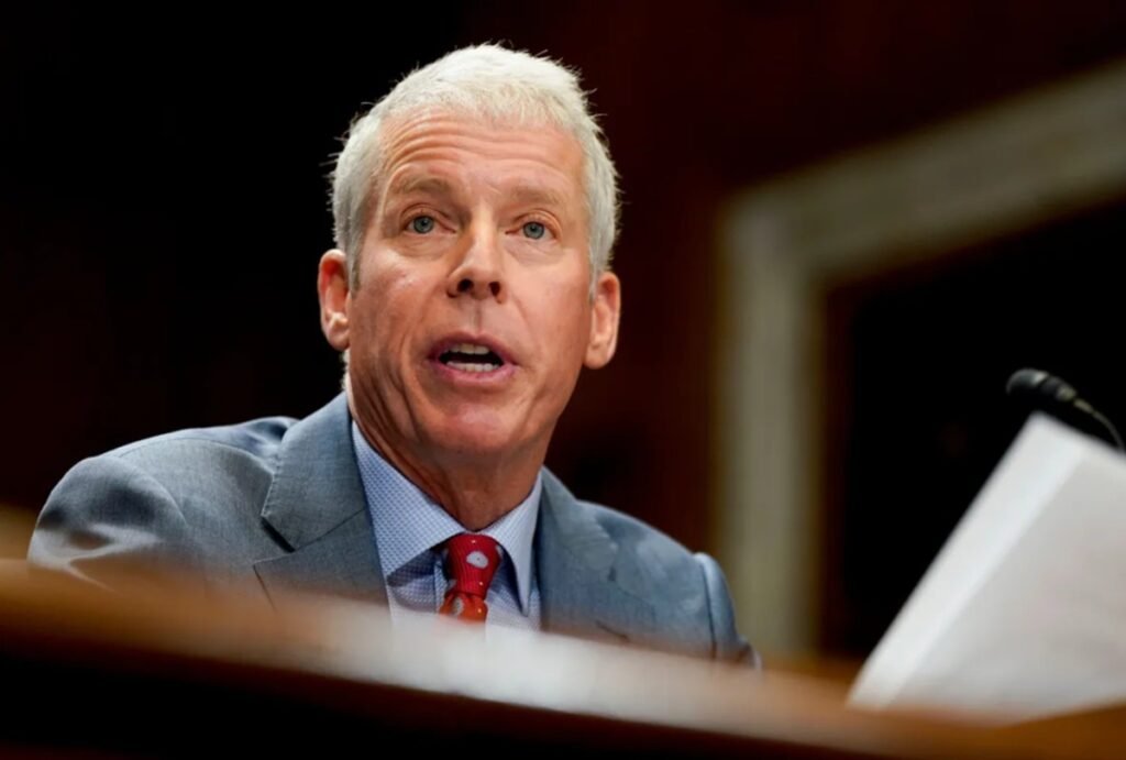 U.S. Energy Secretary heads to Venezuela, seeking talks on oil and diplomatic ties.