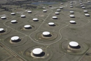 Oil Markets Show Divergent Signals Amid Geopolitical Tensions