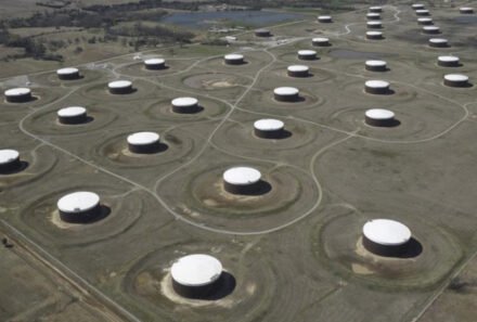 Oil Markets Show Divergent Signals Amid Geopolitical Tensions